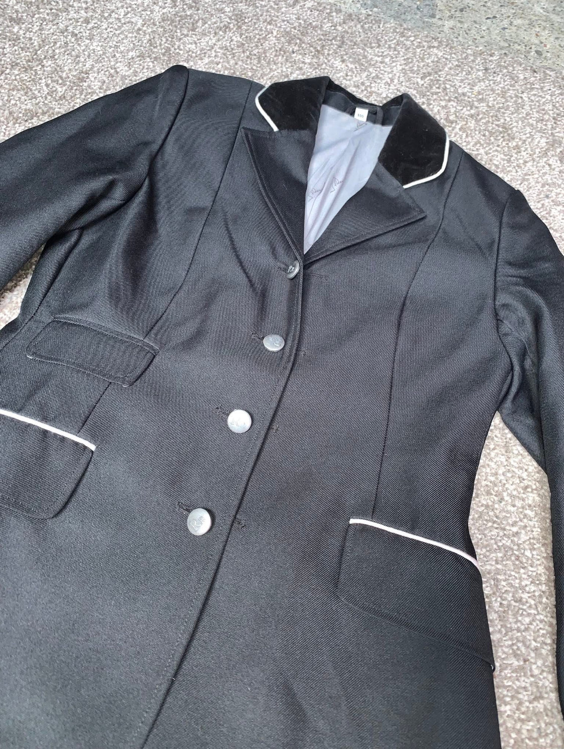 ✨ Preloved Black Show Jacket with Velvet Collar – Size 140 (Approx. 11/12yrs) ✨