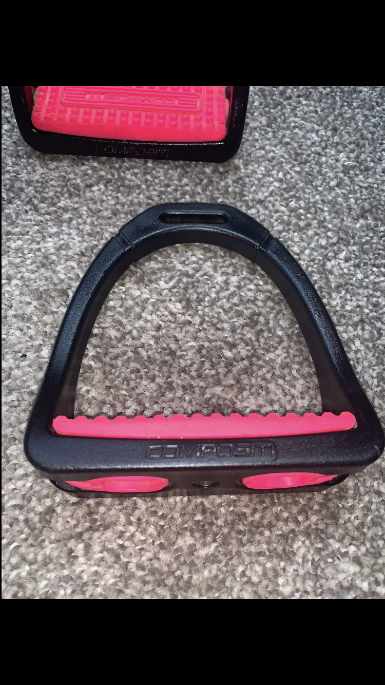 ๐ Preloved but Like New Pink Compositi Stirrups โ Adults Small ๐