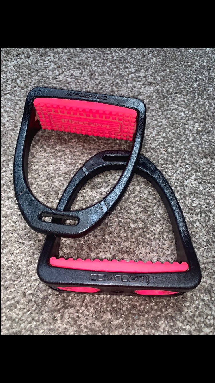 ๐ Preloved but Like New Pink Compositi Stirrups โ Adults Small ๐