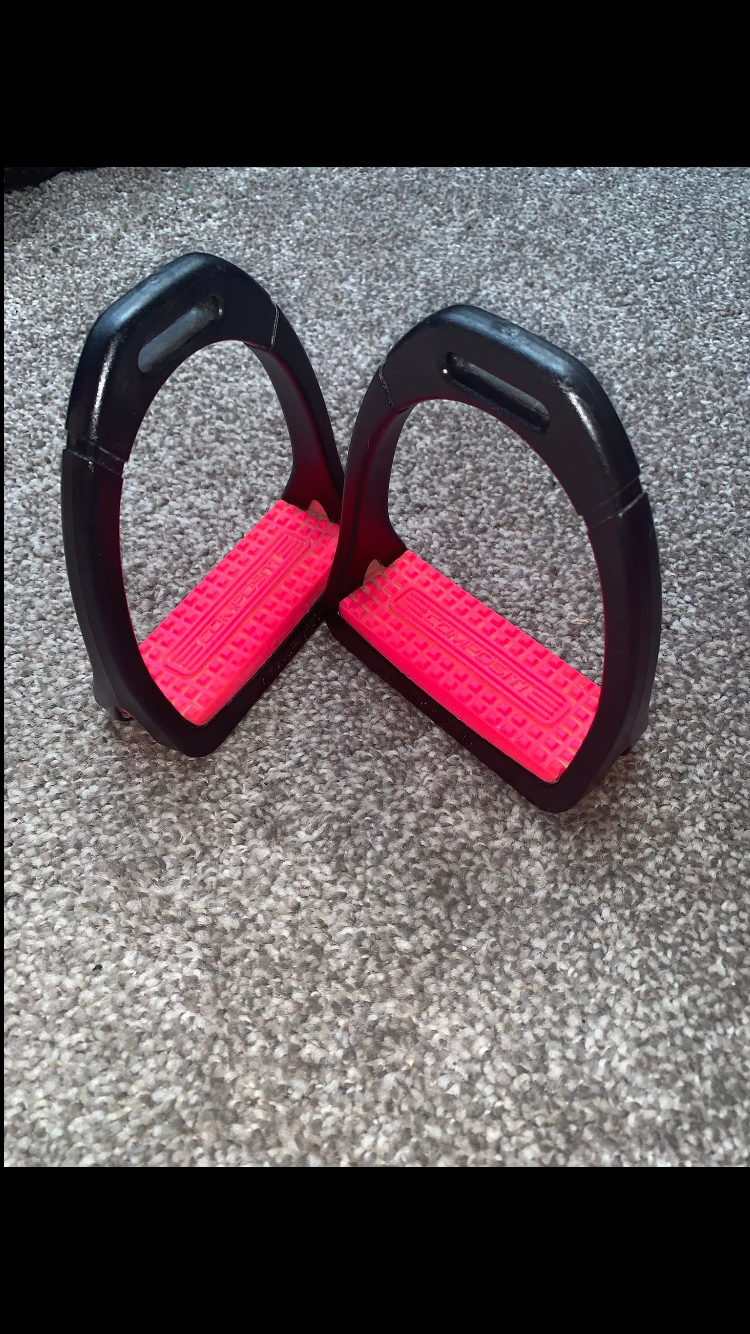 ๐ Preloved but Like New Pink Compositi Stirrups โ Adults Small ๐