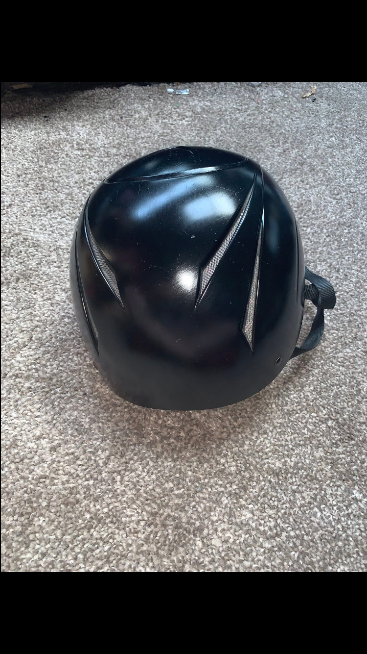 🖤 Preloved Black Adults Helmet – Size Small (51–54cm) 🖤