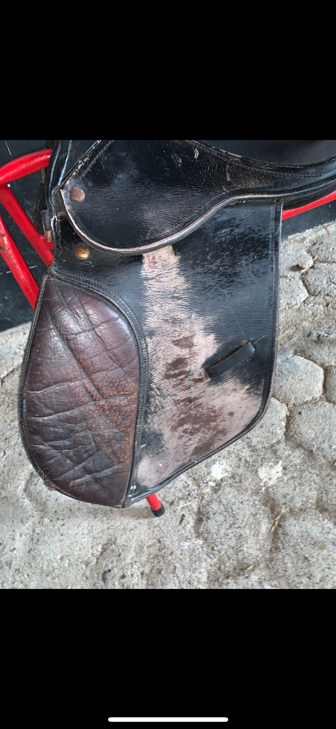 🖤🐴 Preloved Black Leather Saddle – 15” 🐴🖤